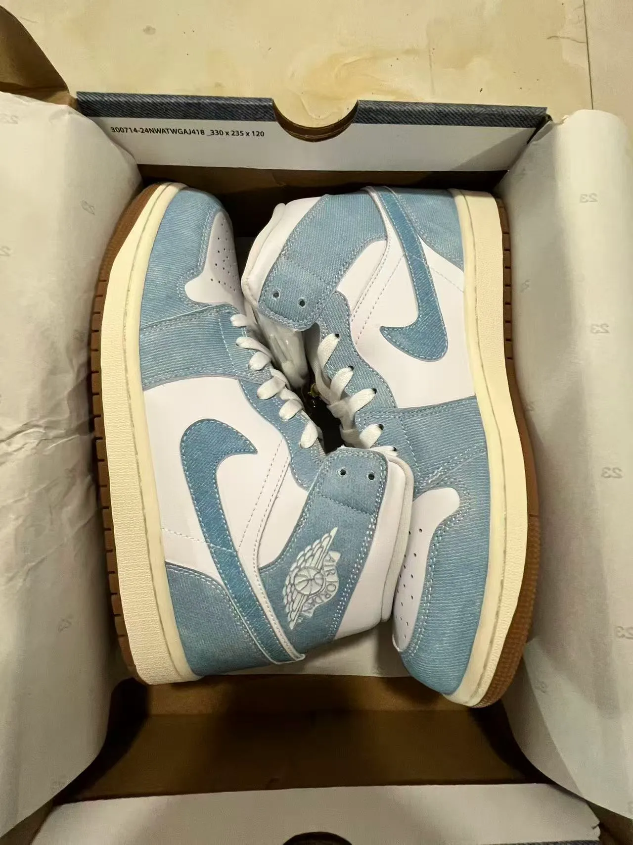 Zapatillas de baloncesto Air Jordan 1 High con textura denim en azul y blanco 9