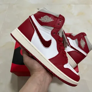 Air Jordan 1 High লাল এবং সাদা বাস্কেটবল জুতা