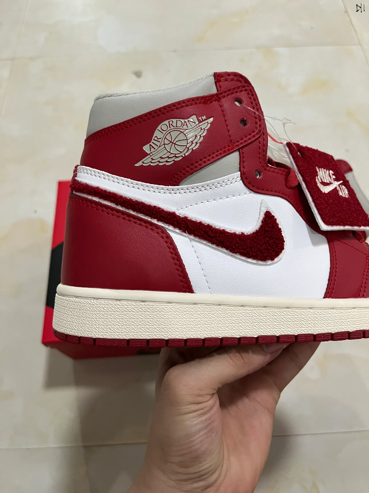 حذاء كرة السلة Air Jordan 1 High باللونين الأحمر والأبيض 2