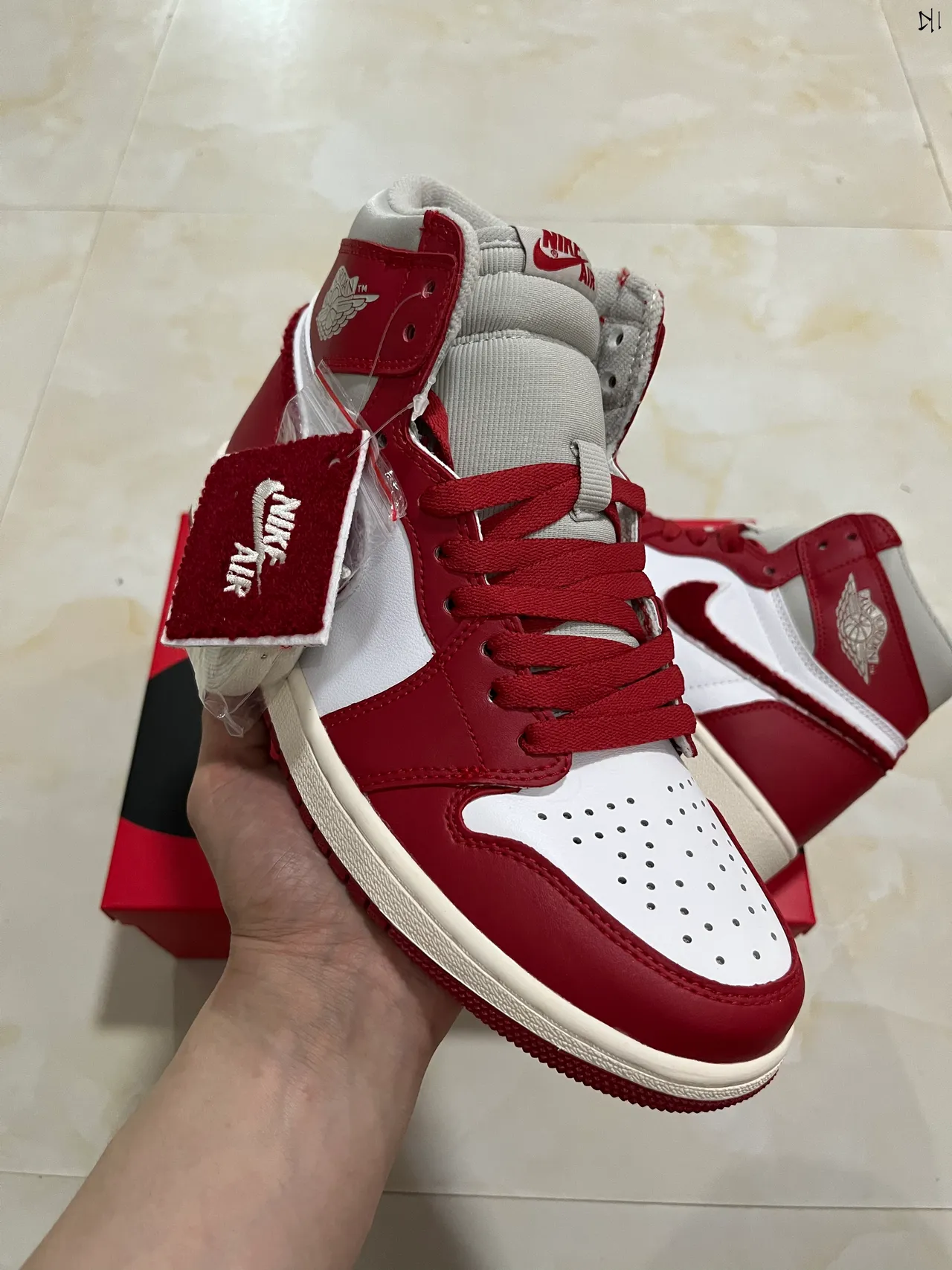 حذاء كرة السلة Air Jordan 1 High باللونين الأحمر والأبيض 3