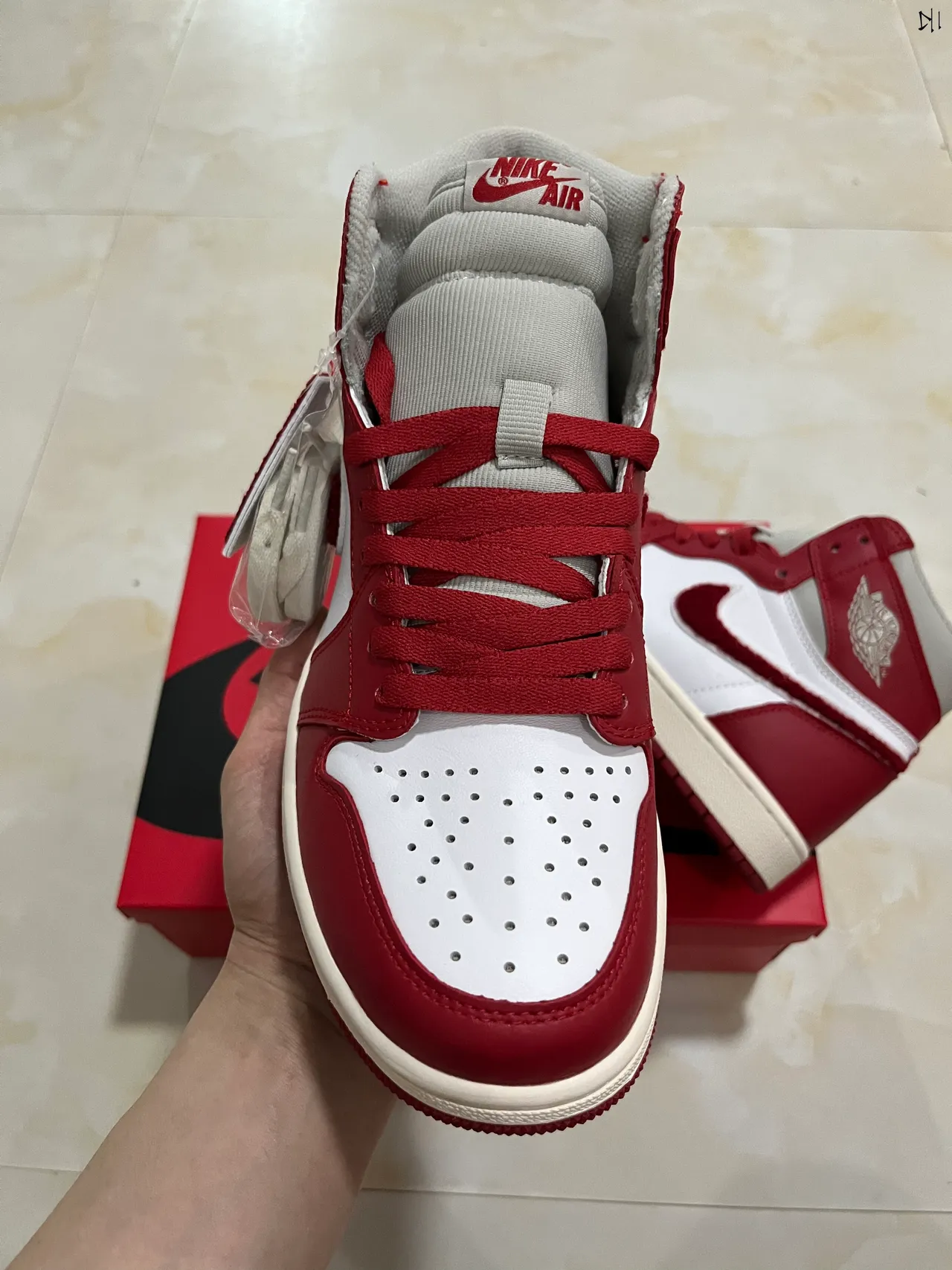 حذاء كرة السلة Air Jordan 1 High باللونين الأحمر والأبيض 4