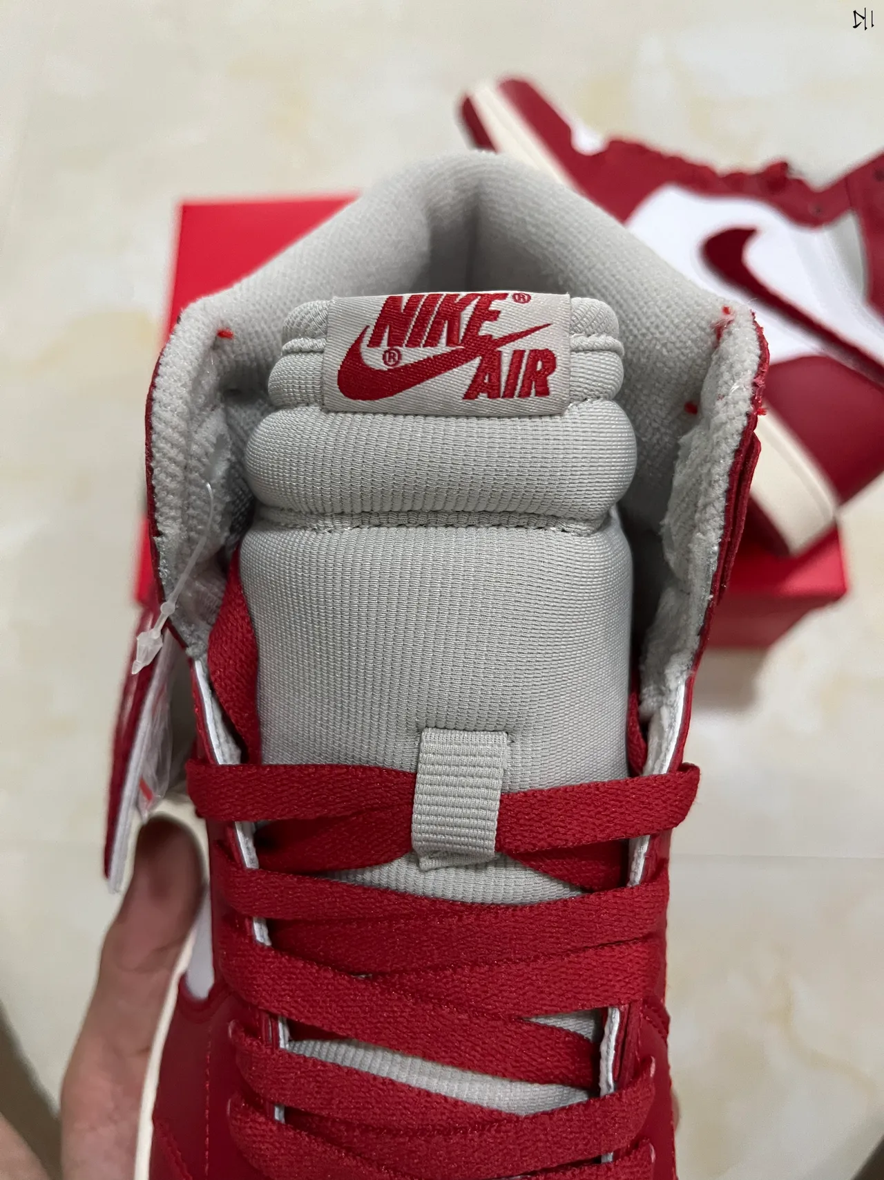 حذاء كرة السلة Air Jordan 1 High باللونين الأحمر والأبيض 5
