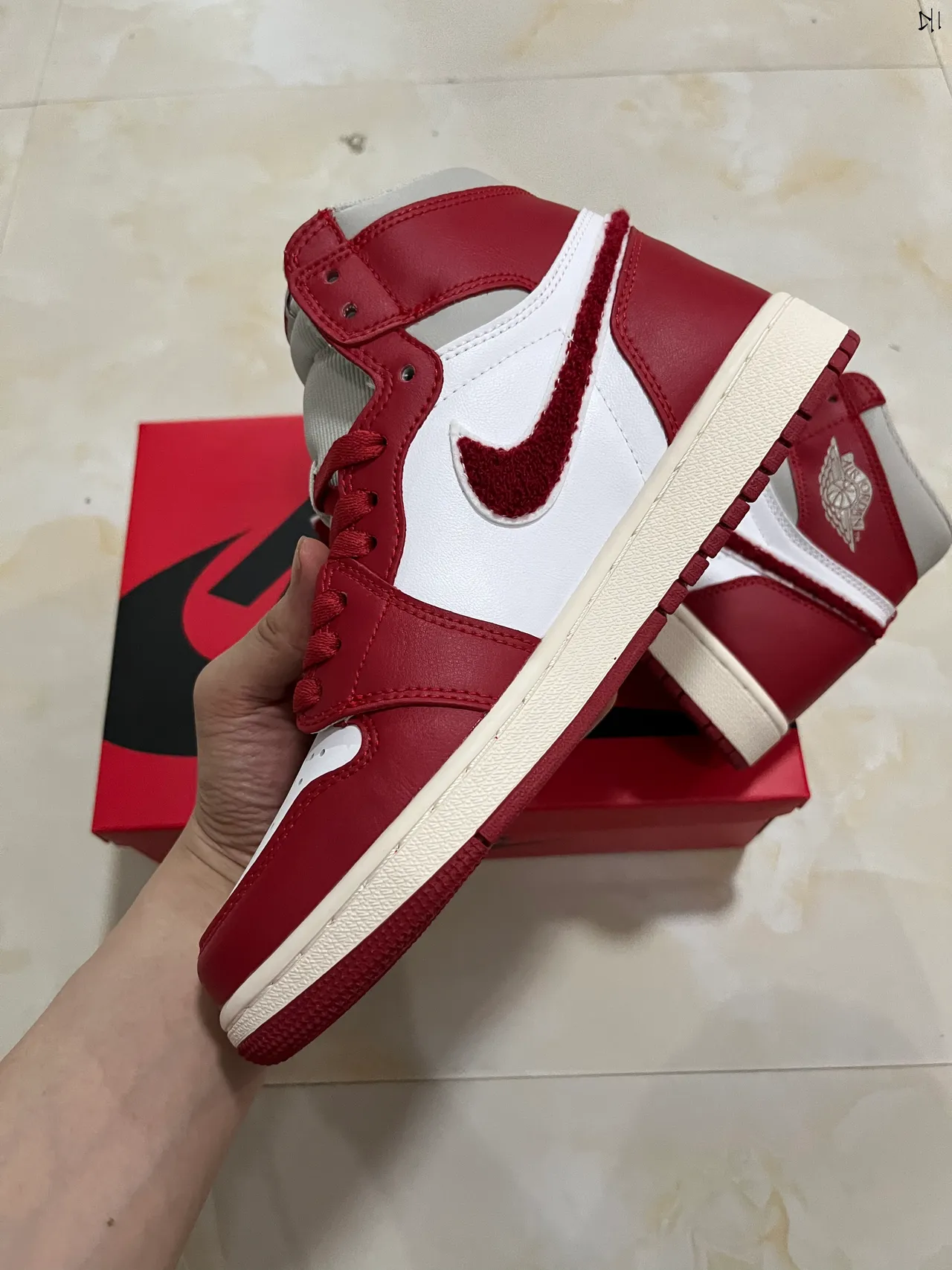 حذاء كرة السلة Air Jordan 1 High باللونين الأحمر والأبيض 6
