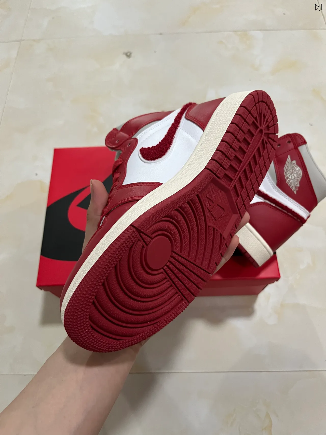 حذاء كرة السلة Air Jordan 1 High باللونين الأحمر والأبيض 7