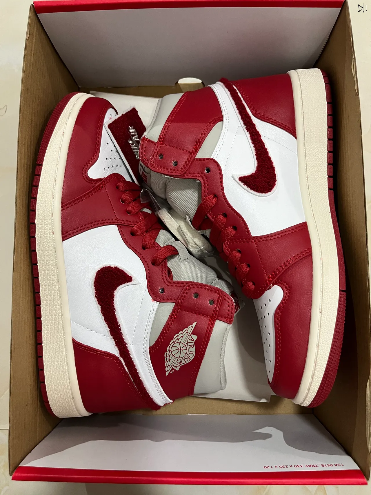 حذاء كرة السلة Air Jordan 1 High باللونين الأحمر والأبيض 8