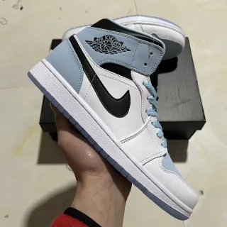 Tênis de basquete Air Jordan 1 High branco azul claro preto