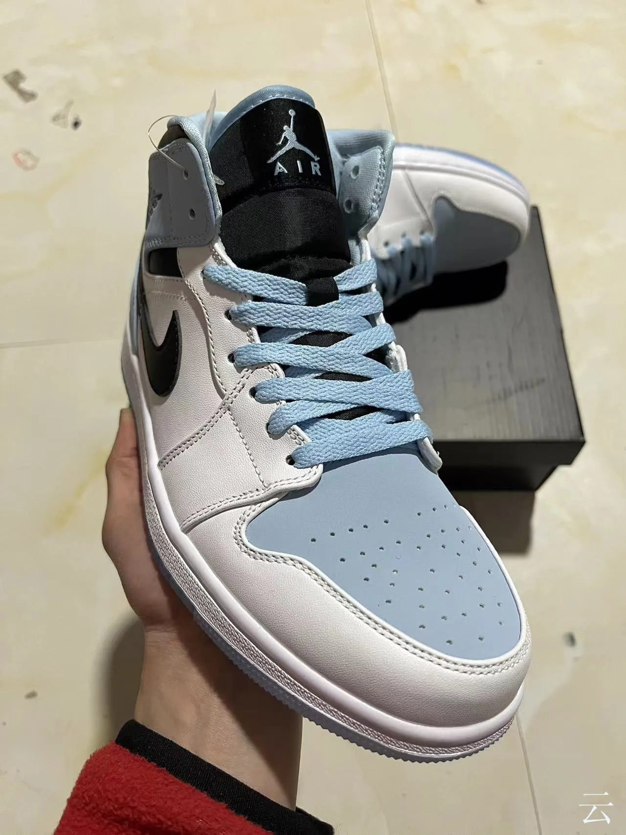 Air Jordan 1 High 白色浅蓝色黑色篮球鞋 2