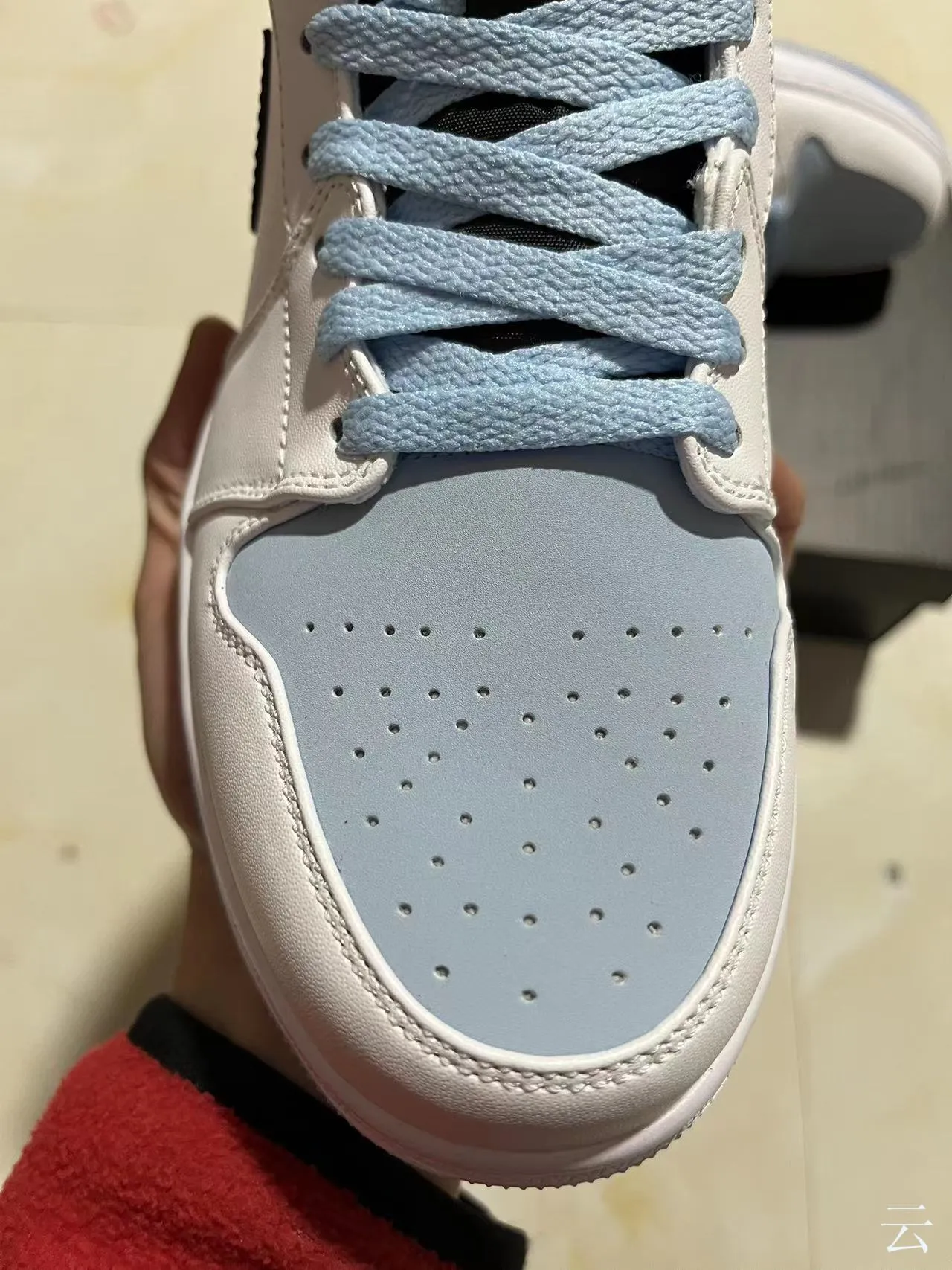 Air Jordan 1 High 白色浅蓝色黑色篮球鞋 3