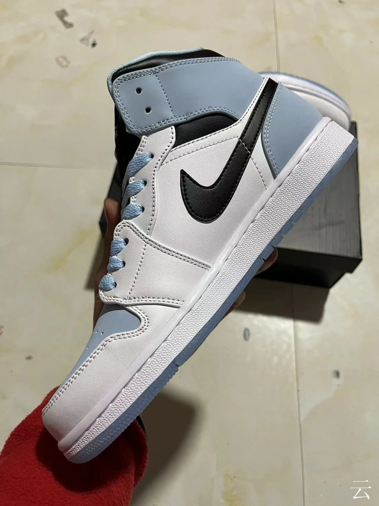 Air Jordan 1 High 白色浅蓝色黑色篮球鞋 4