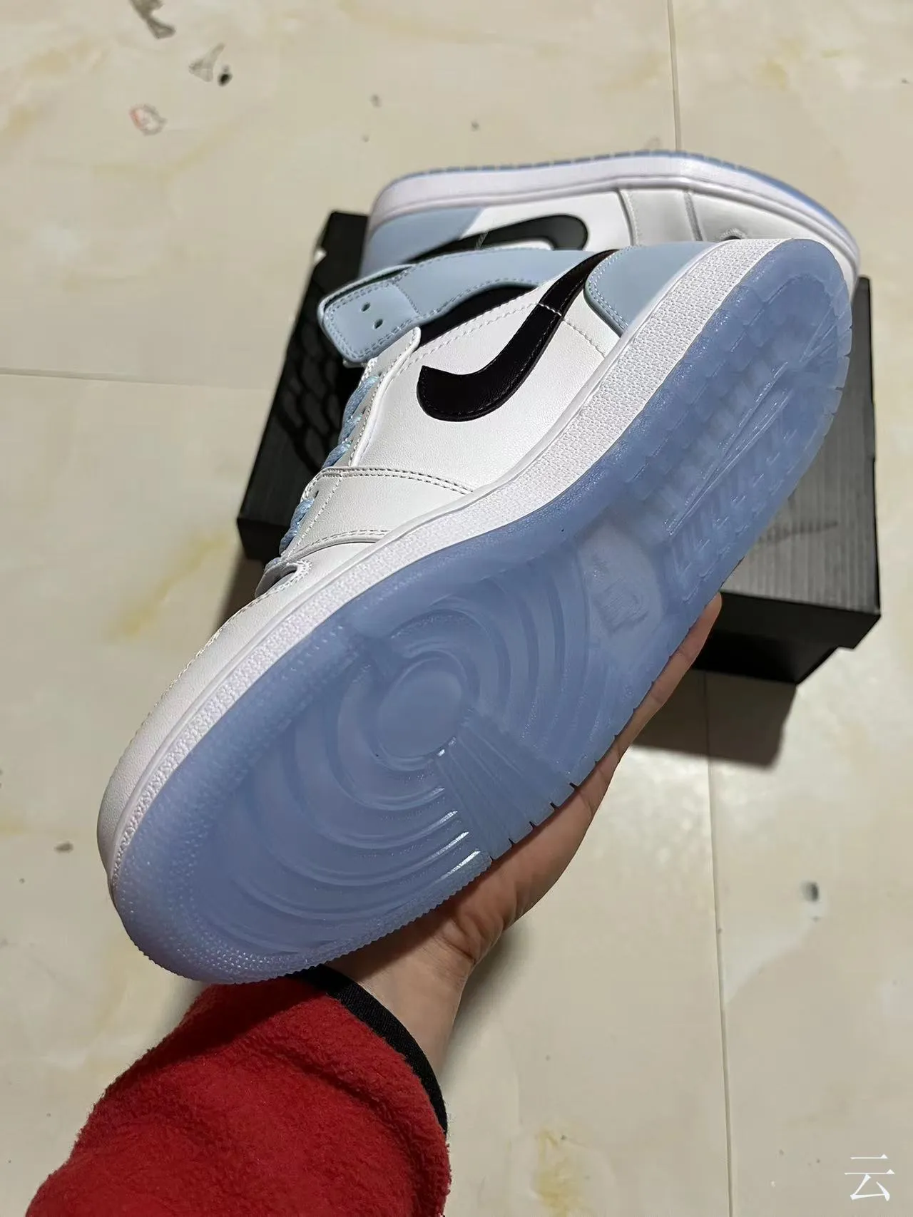 Air Jordan 1 High 白色浅蓝色黑色篮球鞋 5