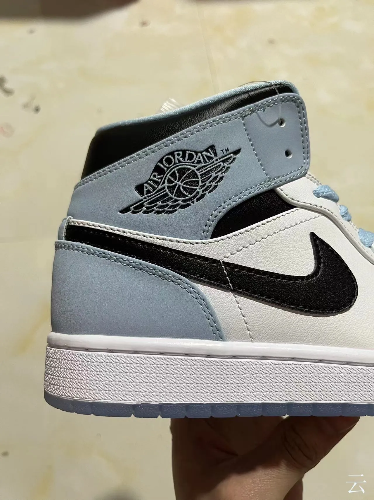 Air Jordan 1 High 白色浅蓝色黑色篮球鞋 6