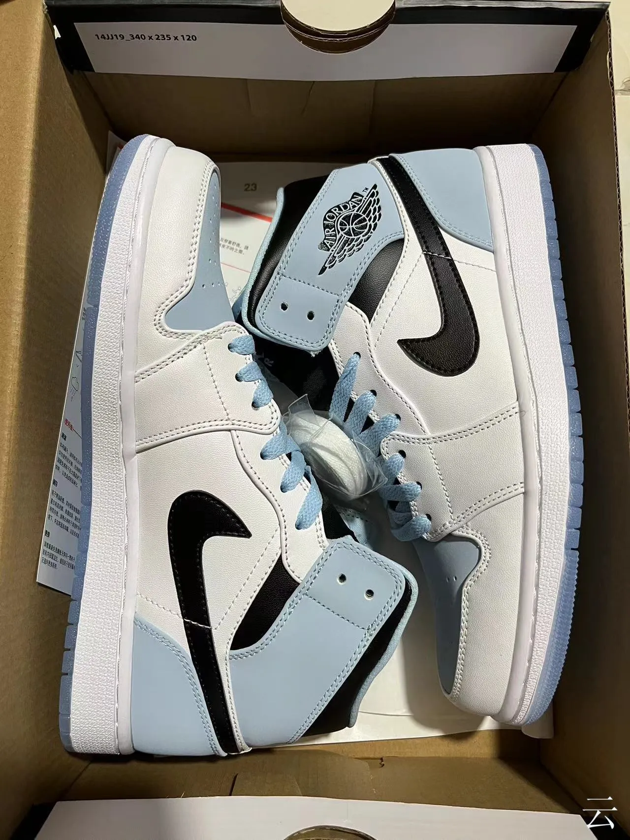 Air Jordan 1 High 白色浅蓝色黑色篮球鞋 7