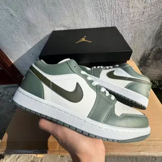 Zapatillas lifestyle Air Jordan 1 Low verde oliva y blanco
