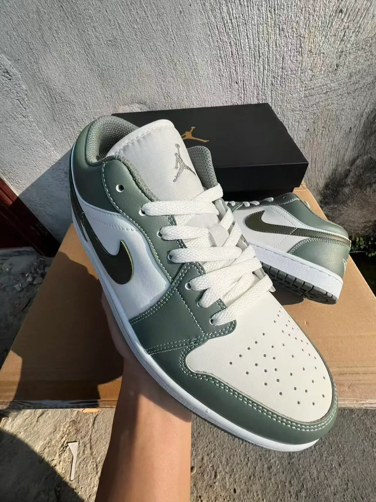 حذاء سنيكرز لايف ستايل Air Jordan 1 Low أخضر زيتوني وأبيض 2
