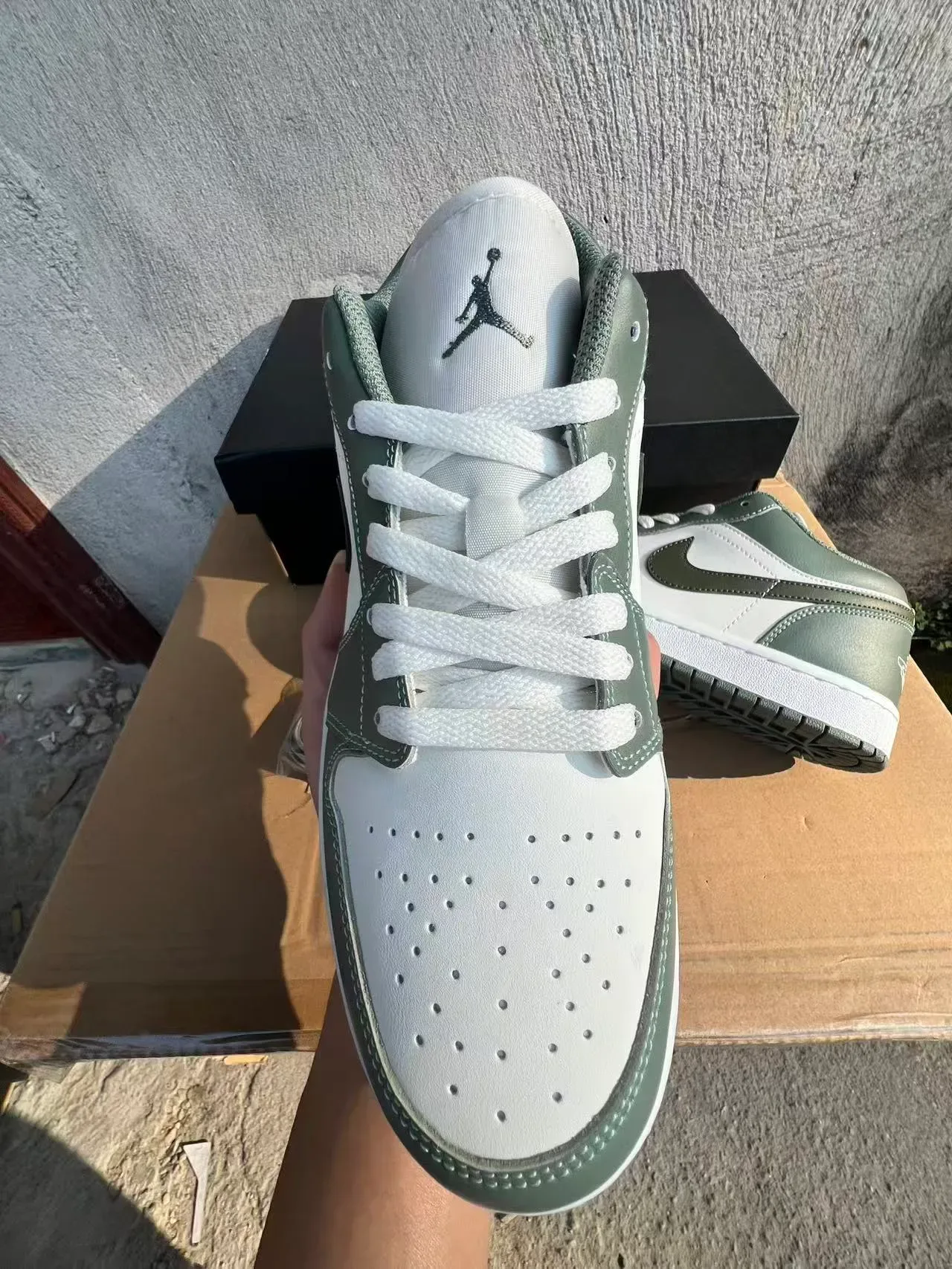 حذاء سنيكرز لايف ستايل Air Jordan 1 Low أخضر زيتوني وأبيض 3
