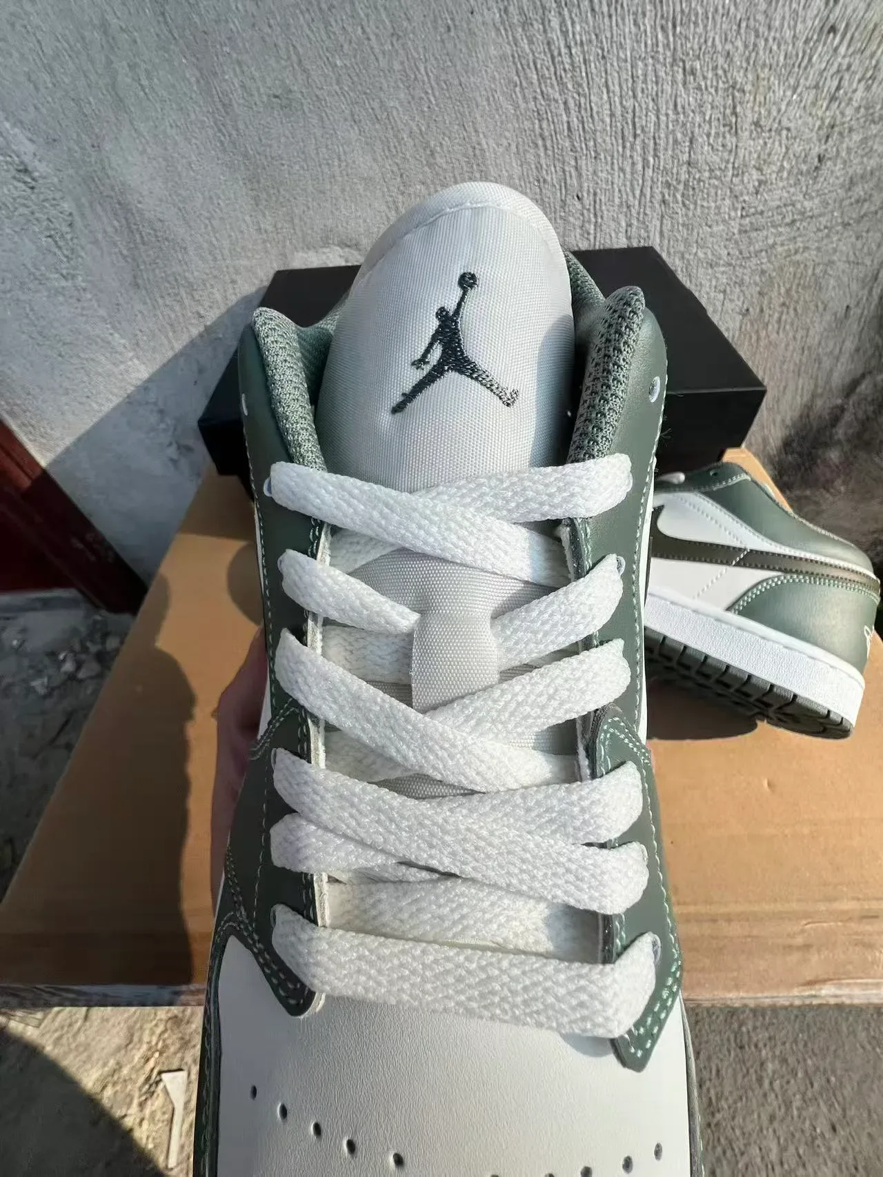 حذاء سنيكرز لايف ستايل Air Jordan 1 Low أخضر زيتوني وأبيض 4