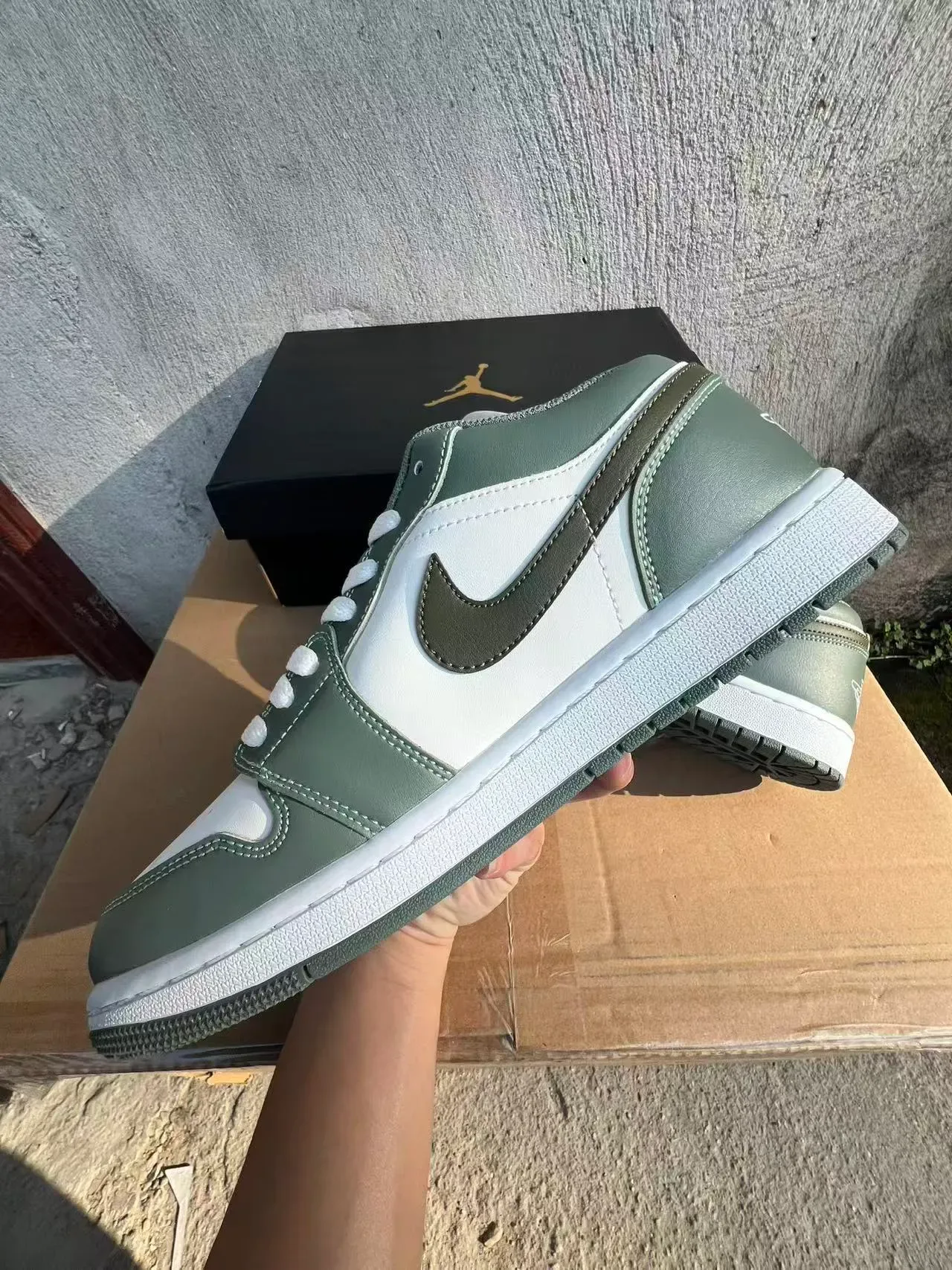 حذاء سنيكرز لايف ستايل Air Jordan 1 Low أخضر زيتوني وأبيض 5