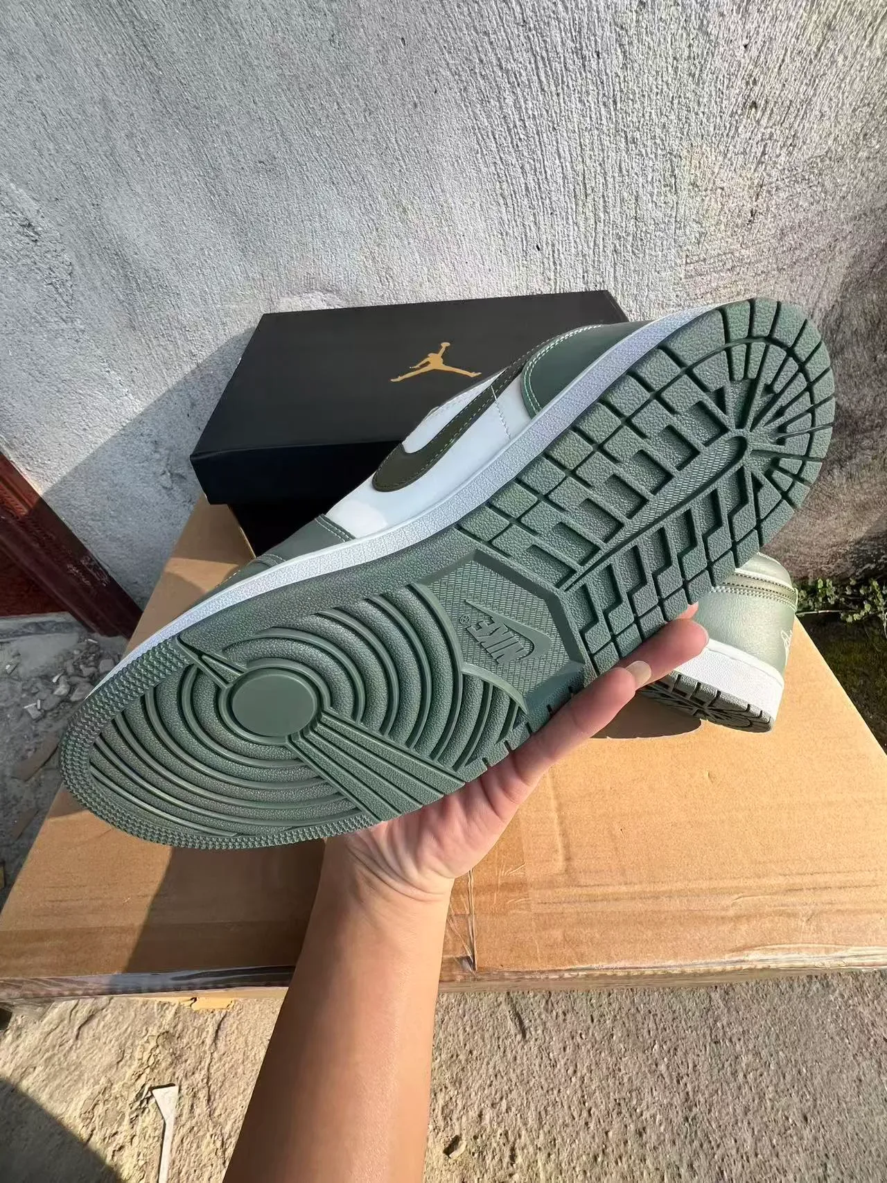 حذاء سنيكرز لايف ستايل Air Jordan 1 Low أخضر زيتوني وأبيض 6