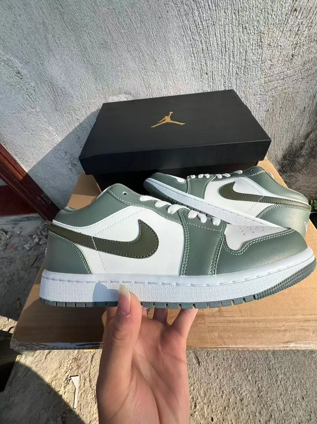 حذاء سنيكرز لايف ستايل Air Jordan 1 Low أخضر زيتوني وأبيض 7