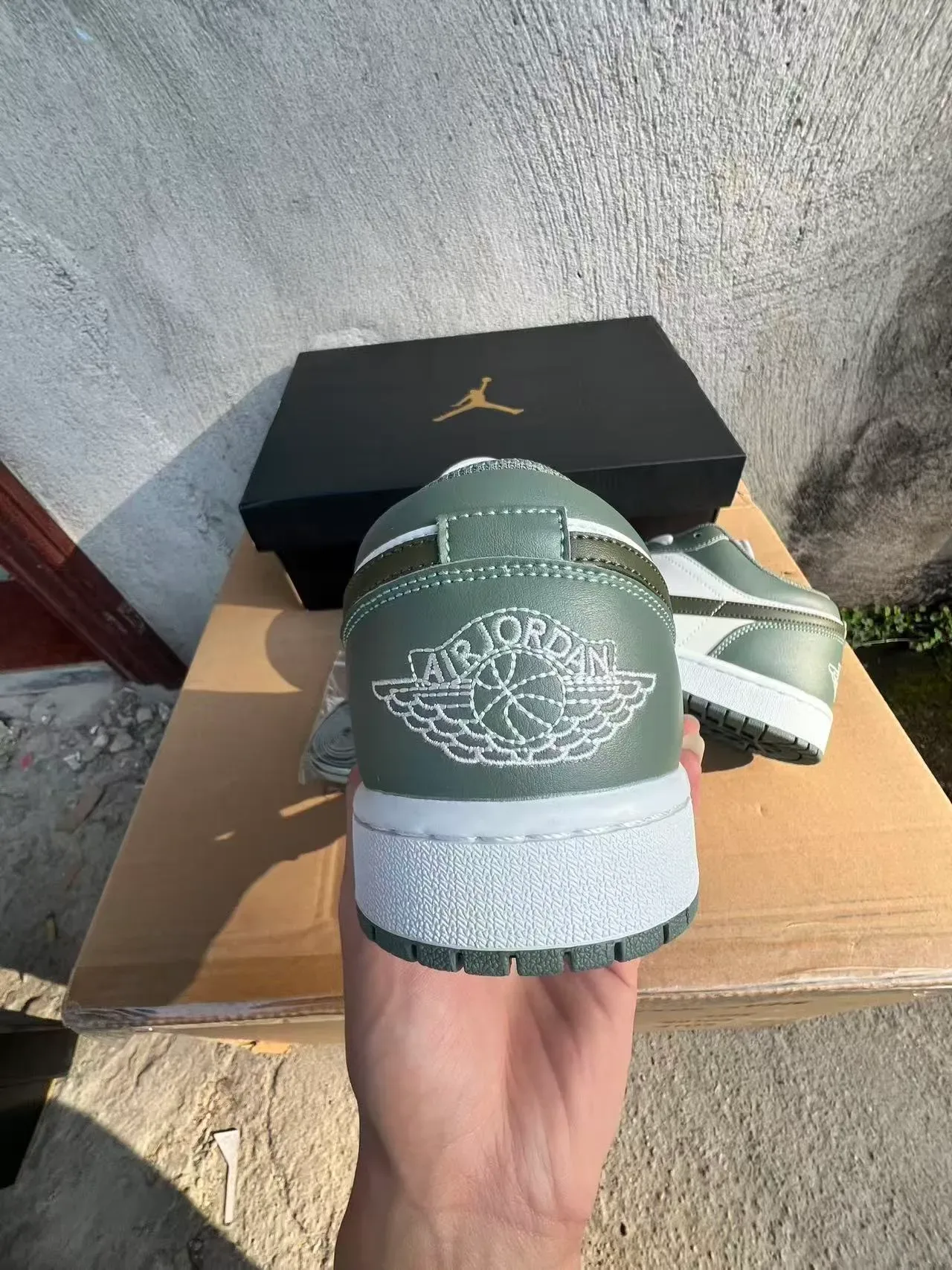 حذاء سنيكرز لايف ستايل Air Jordan 1 Low أخضر زيتوني وأبيض 8
