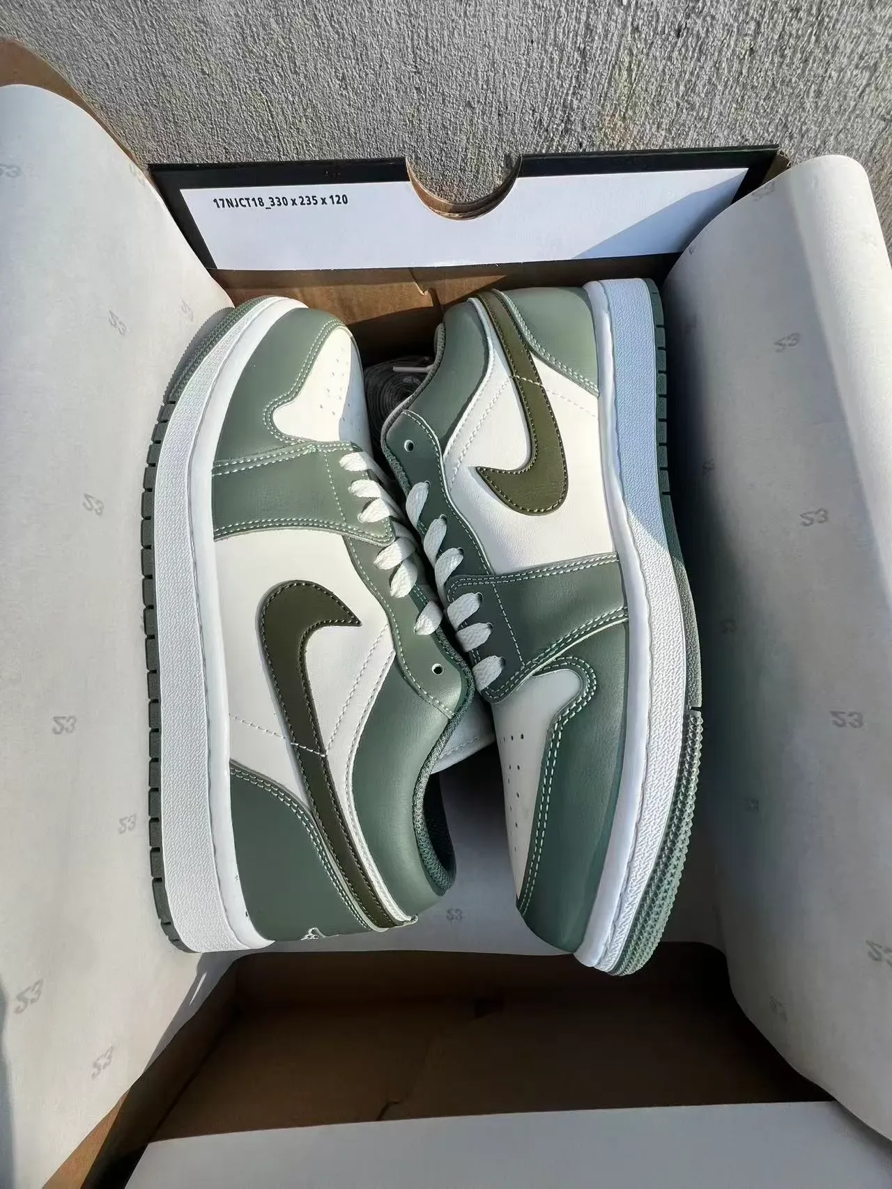 حذاء سنيكرز لايف ستايل Air Jordan 1 Low أخضر زيتوني وأبيض 9
