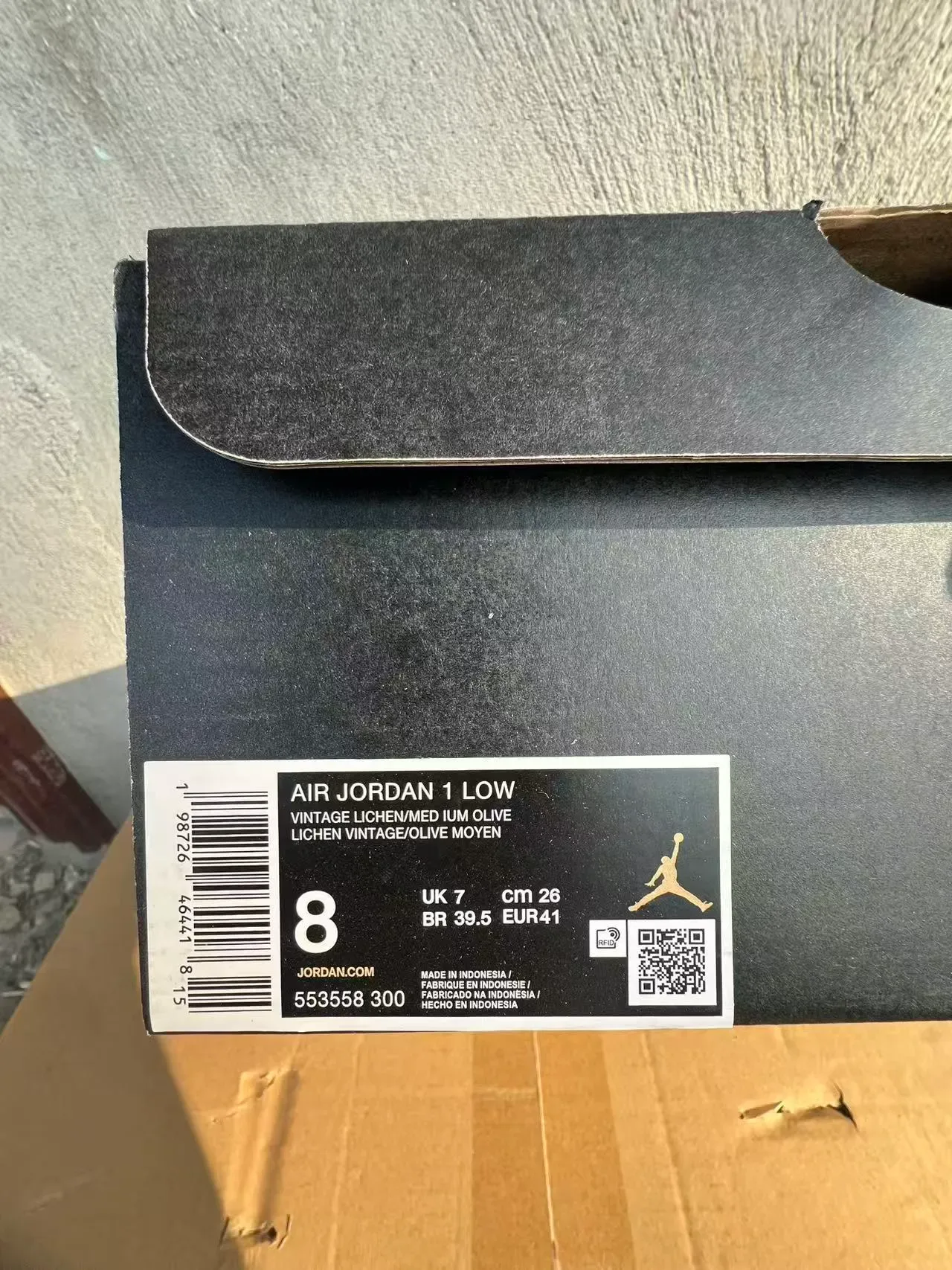 حذاء سنيكرز لايف ستايل Air Jordan 1 Low أخضر زيتوني وأبيض 10