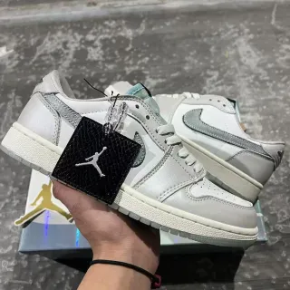 Tênis lifestyle Air Jordan 1 Low Branco Pérola e Prata Metálica
