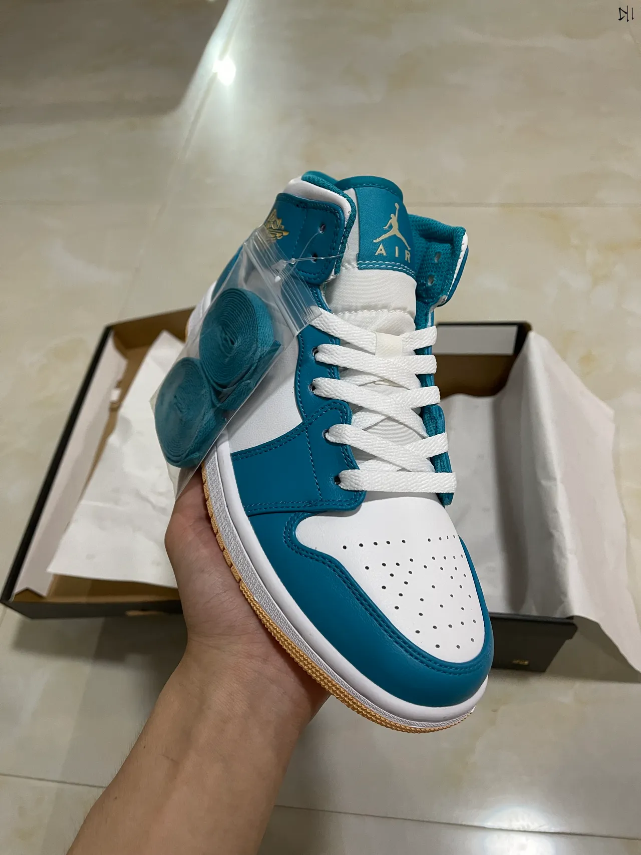 Tênis de basquete Air Jordan 1 Mid verde-azulado e branco 2