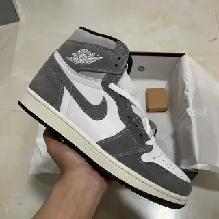 Tênis de basquete de cano alto Air Jordan 1 em camurça branca e cinza