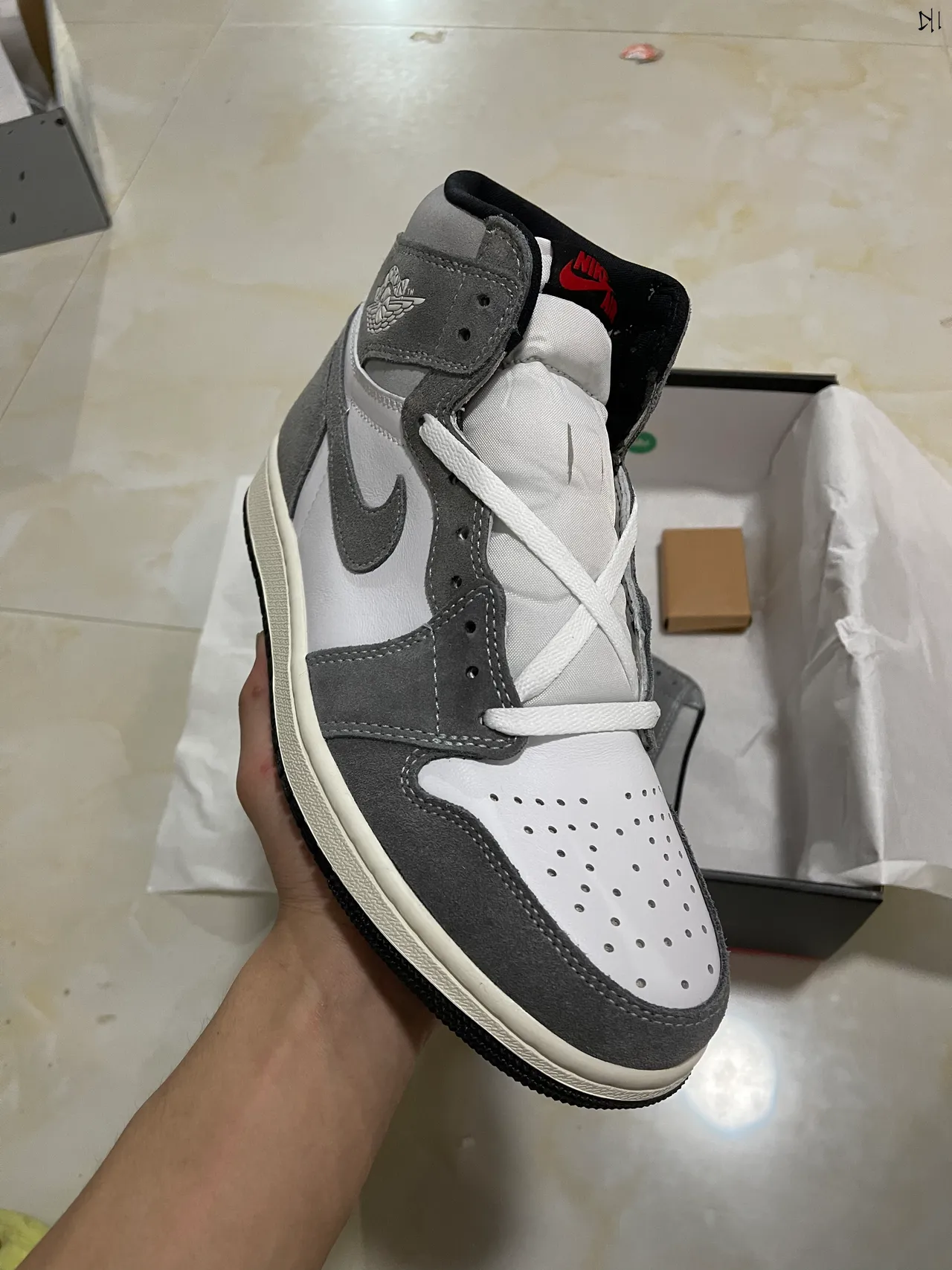 Chaussures de basketball montantes Air Jordan 1 en daim blanc et gris 2