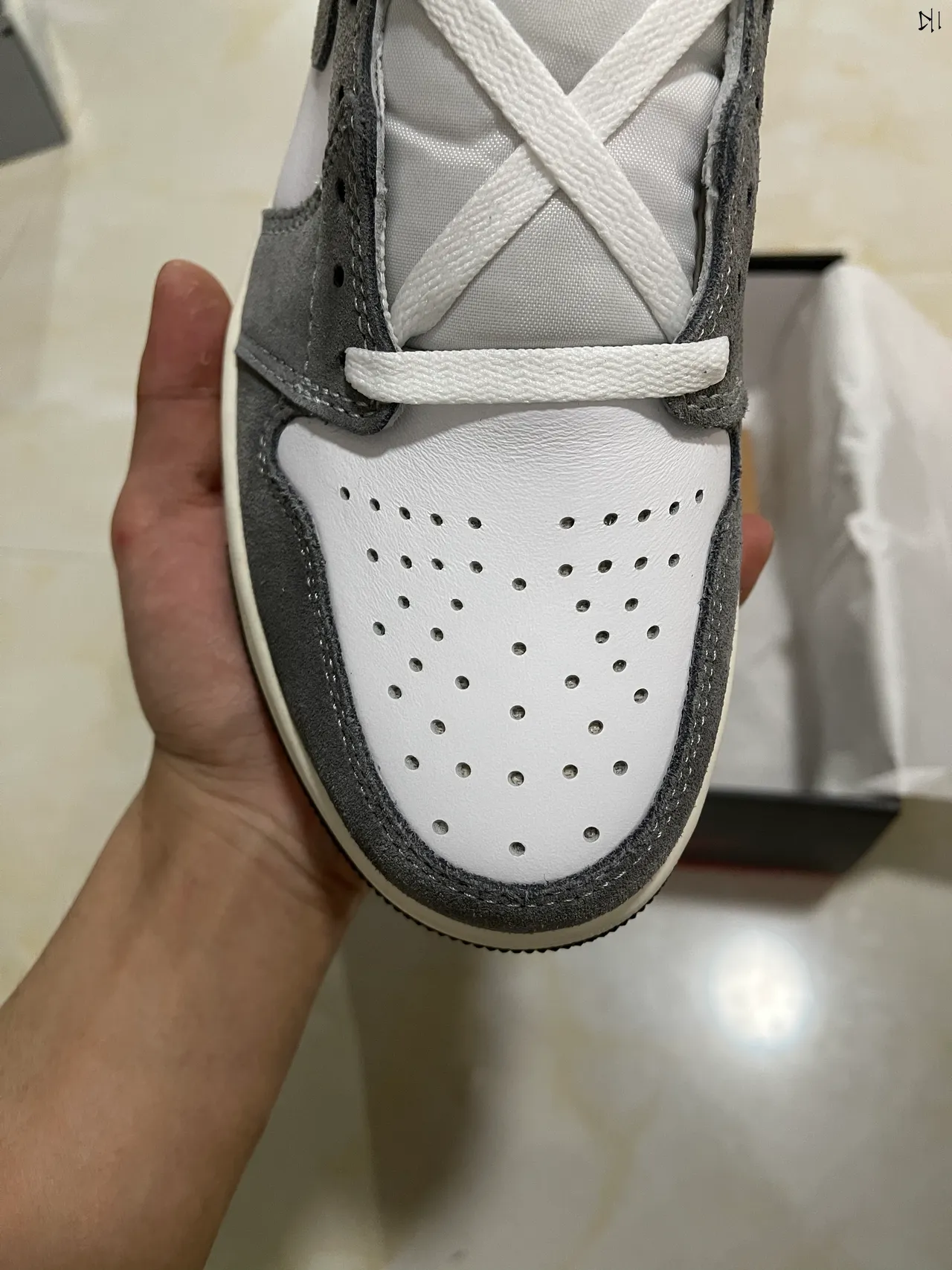 Chaussures de basketball montantes Air Jordan 1 en daim blanc et gris 3