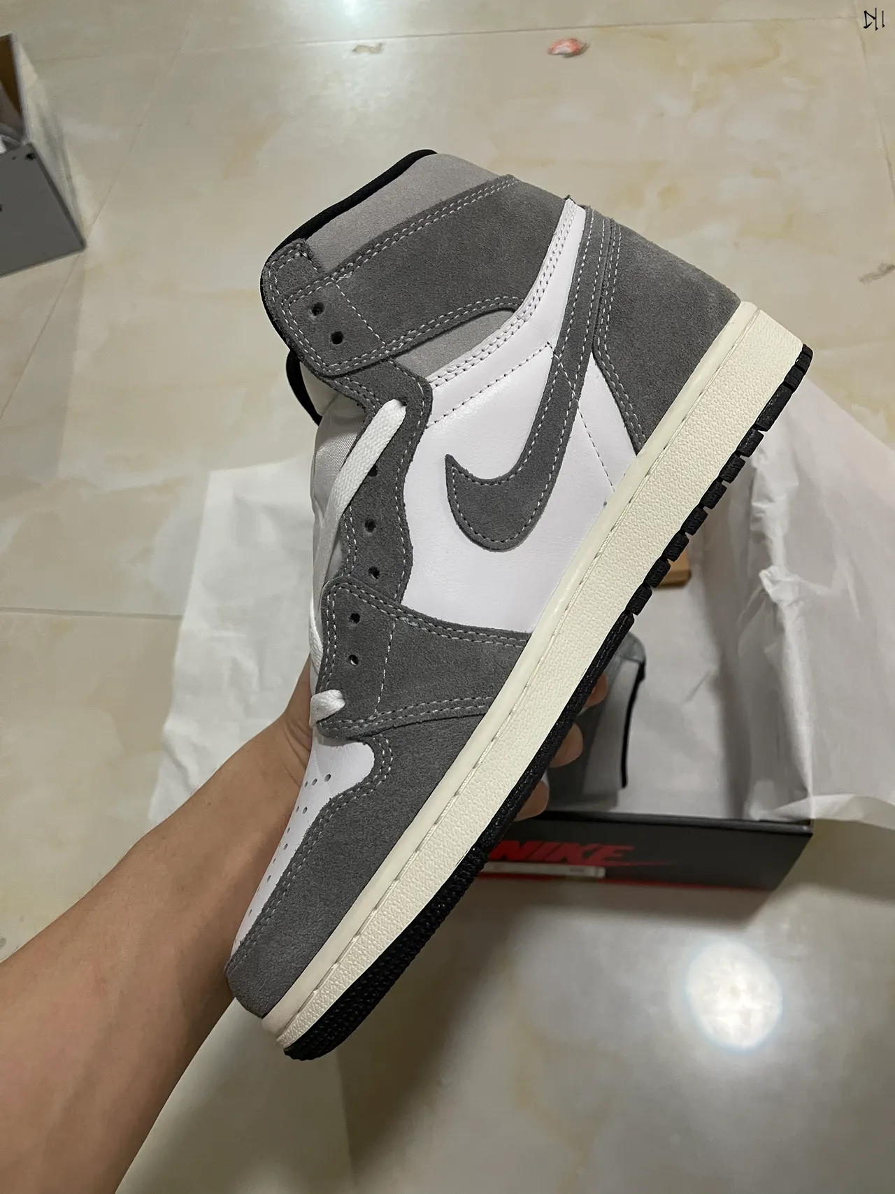 Chaussures de basketball montantes Air Jordan 1 en daim blanc et gris 4