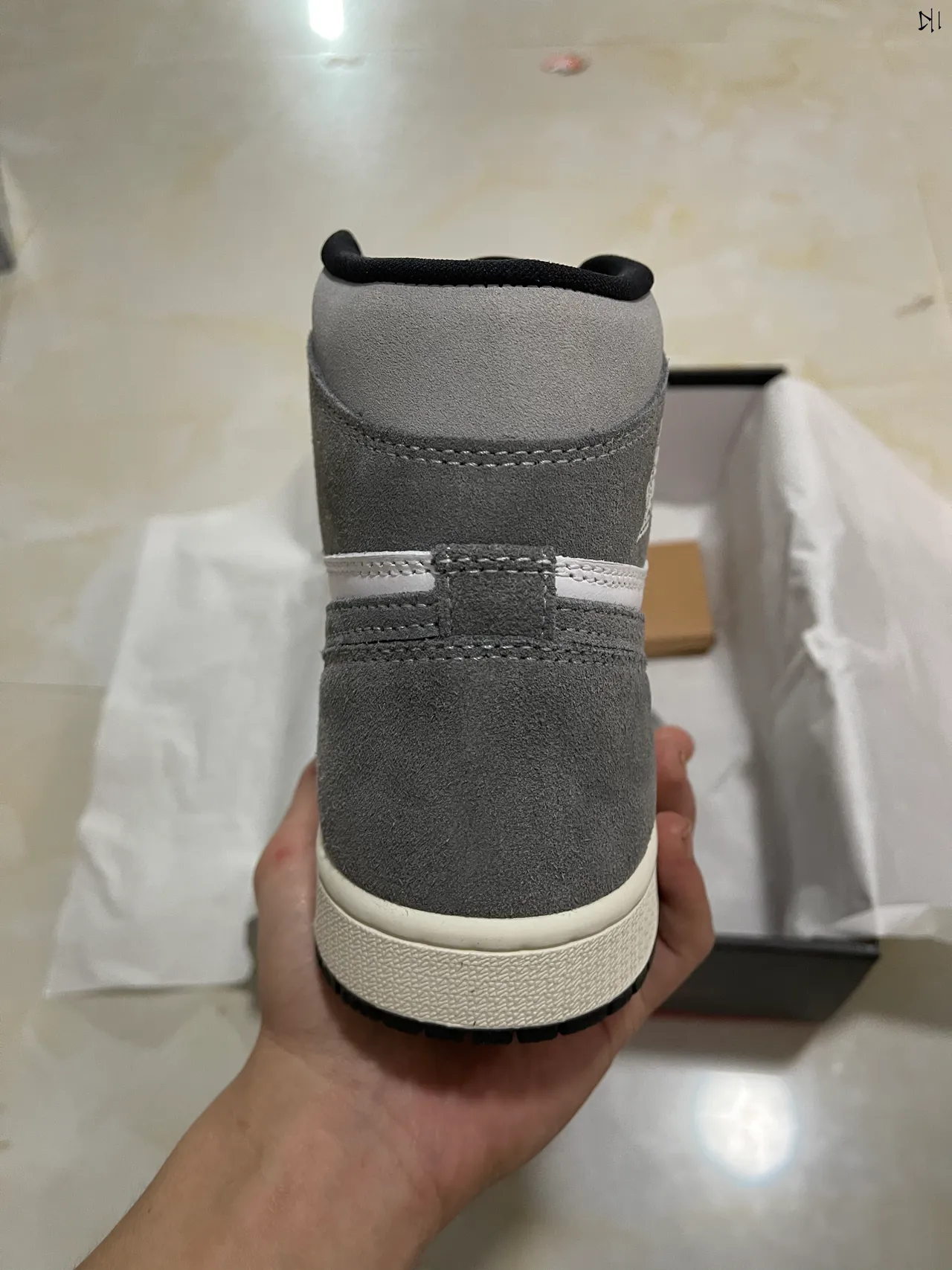 Chaussures de basketball montantes Air Jordan 1 en daim blanc et gris 6