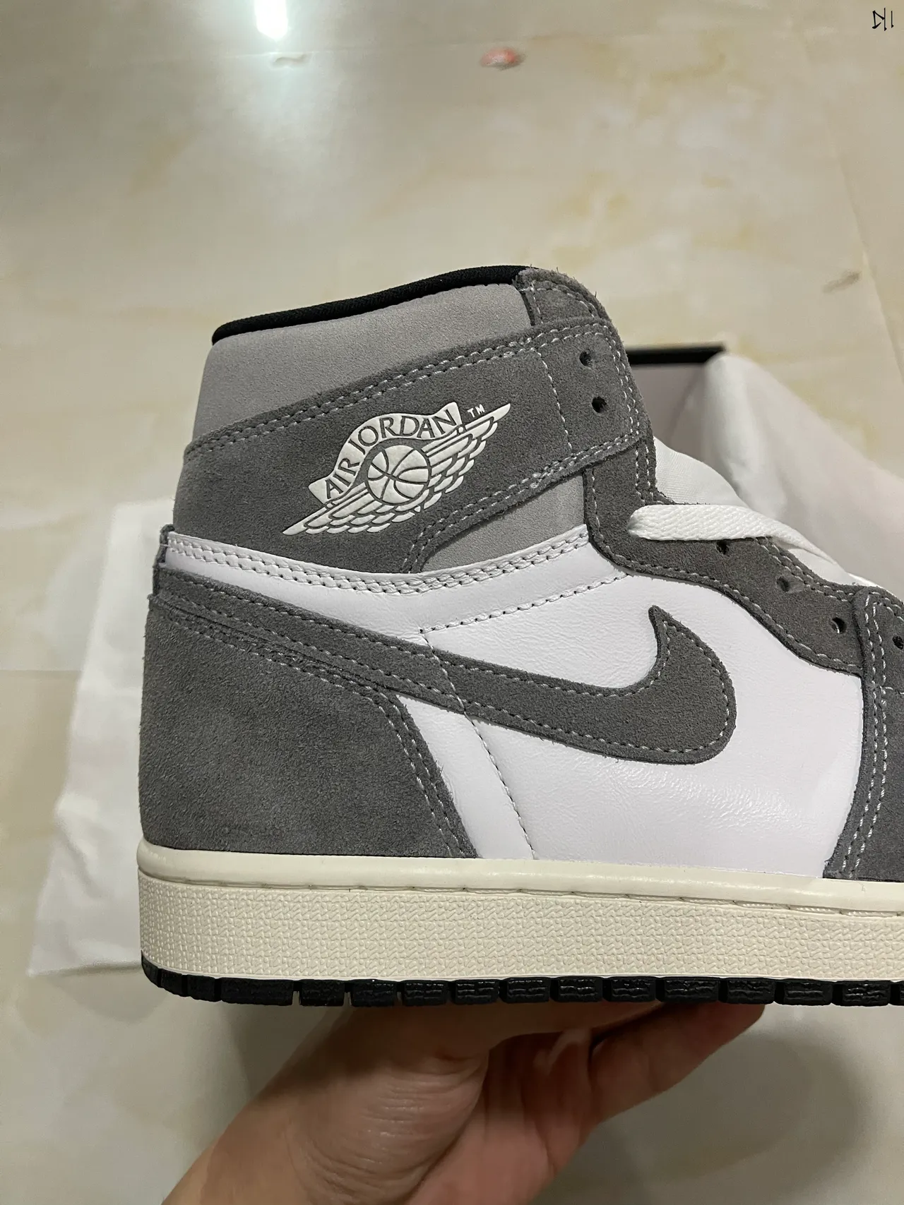 Chaussures de basketball montantes Air Jordan 1 en daim blanc et gris 7