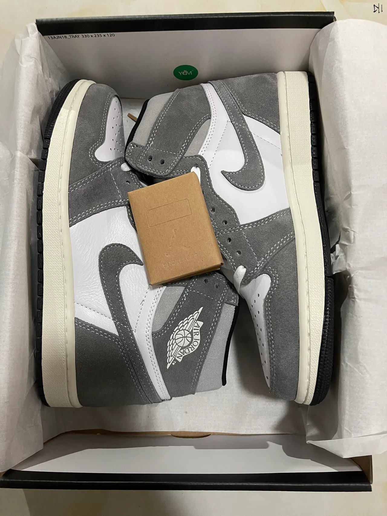 Chaussures de basketball montantes Air Jordan 1 en daim blanc et gris 8
