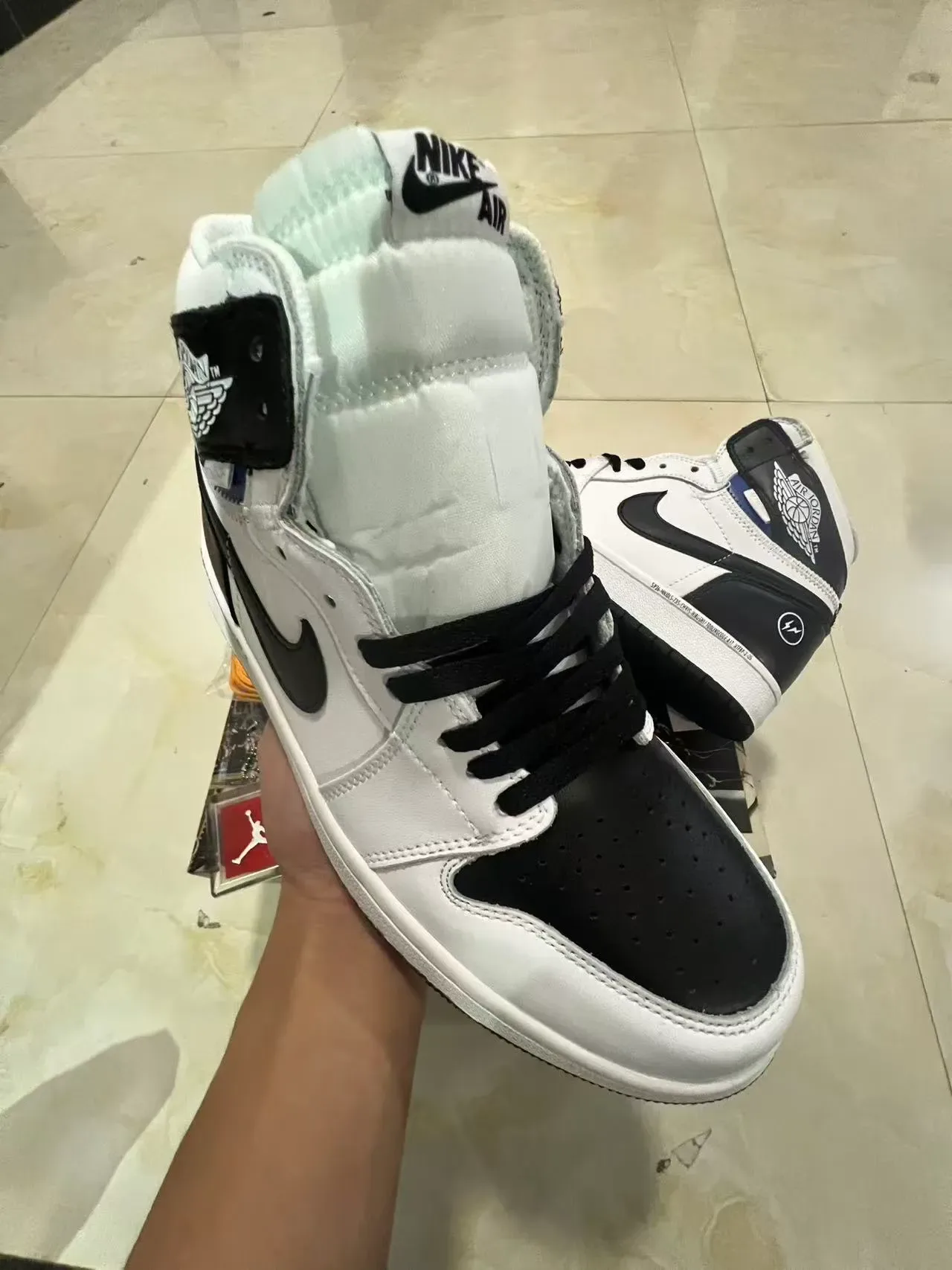 أحذية كرة السلة Air Jordan 1 أبيض أسود عالية الظهر جلدية وصناعية 2