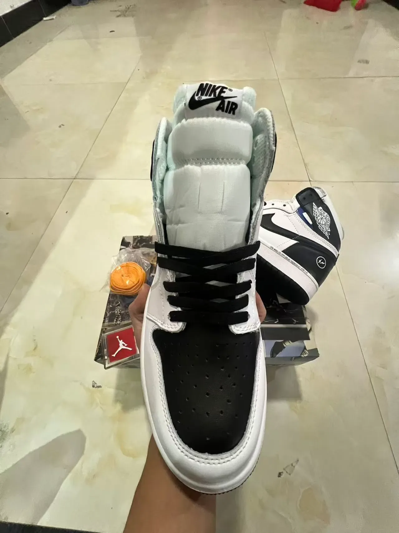 أحذية كرة السلة Air Jordan 1 أبيض أسود عالية الظهر جلدية وصناعية 3