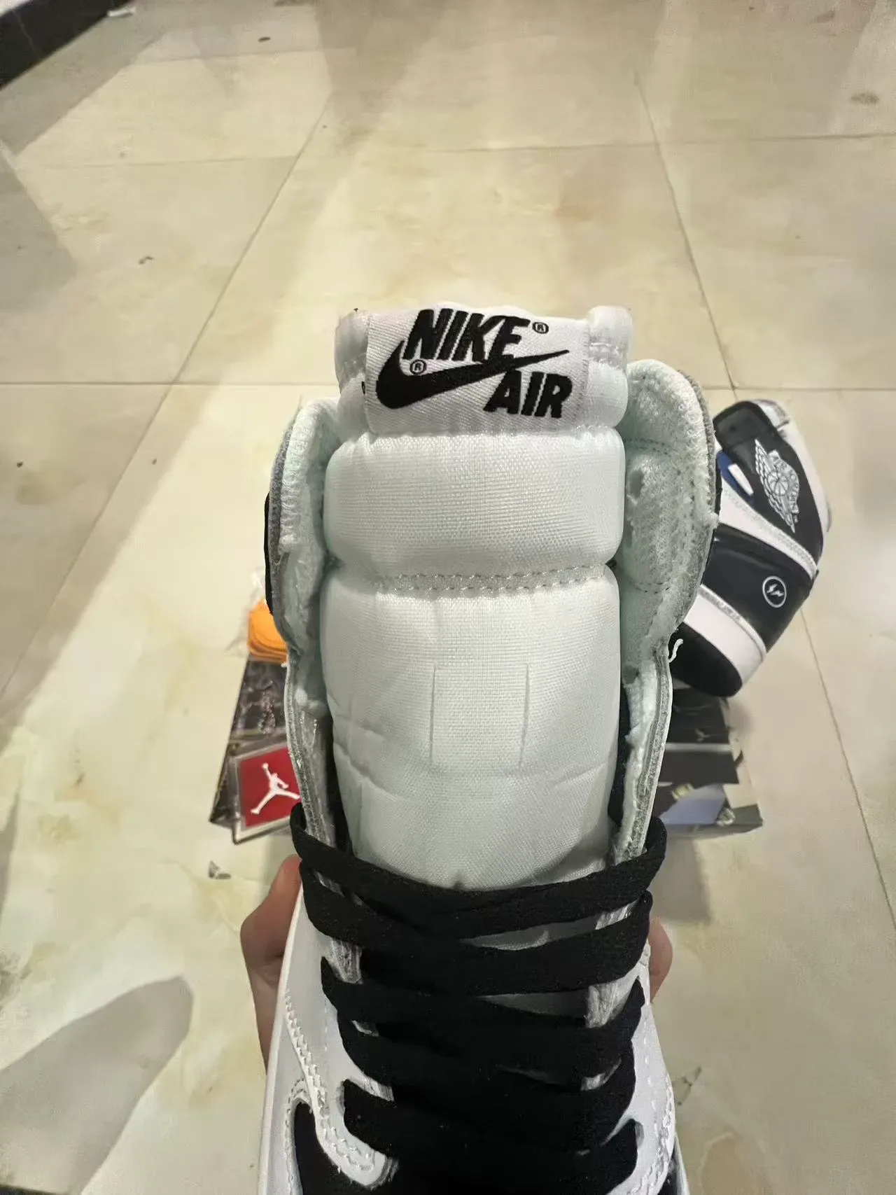 أحذية كرة السلة Air Jordan 1 أبيض أسود عالية الظهر جلدية وصناعية 4