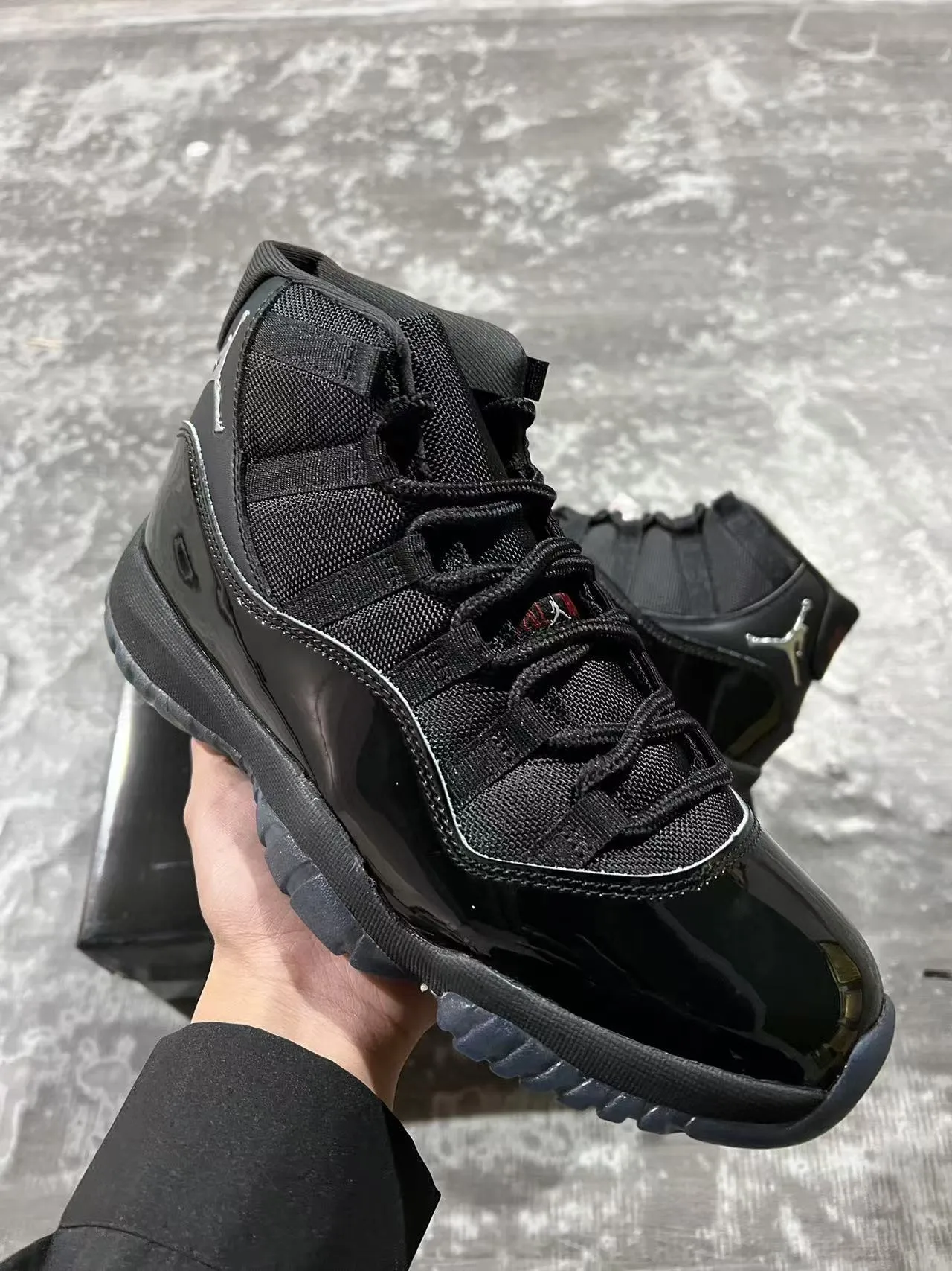 Tênis de basquete Air Jordan 11 em couro envernizado preto 2