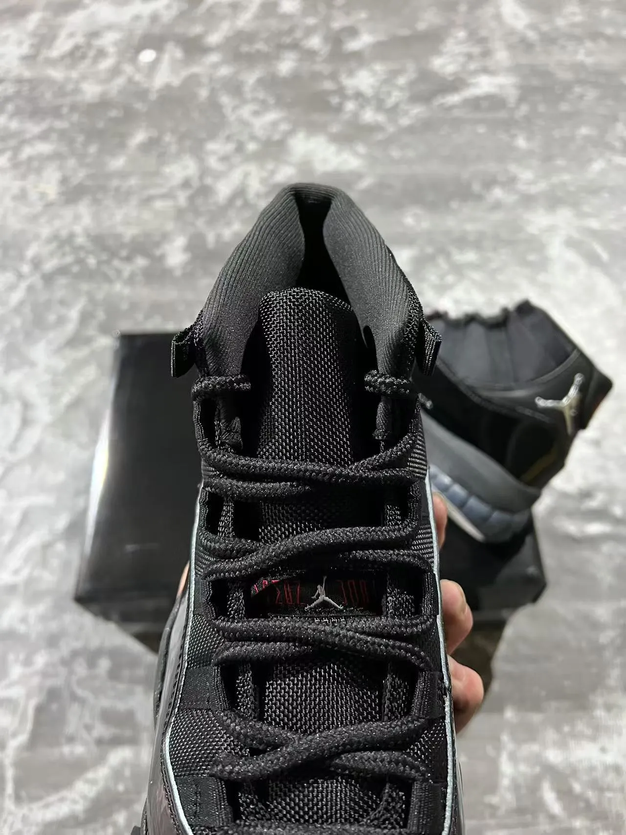 Tênis de basquete Air Jordan 11 em couro envernizado preto 4