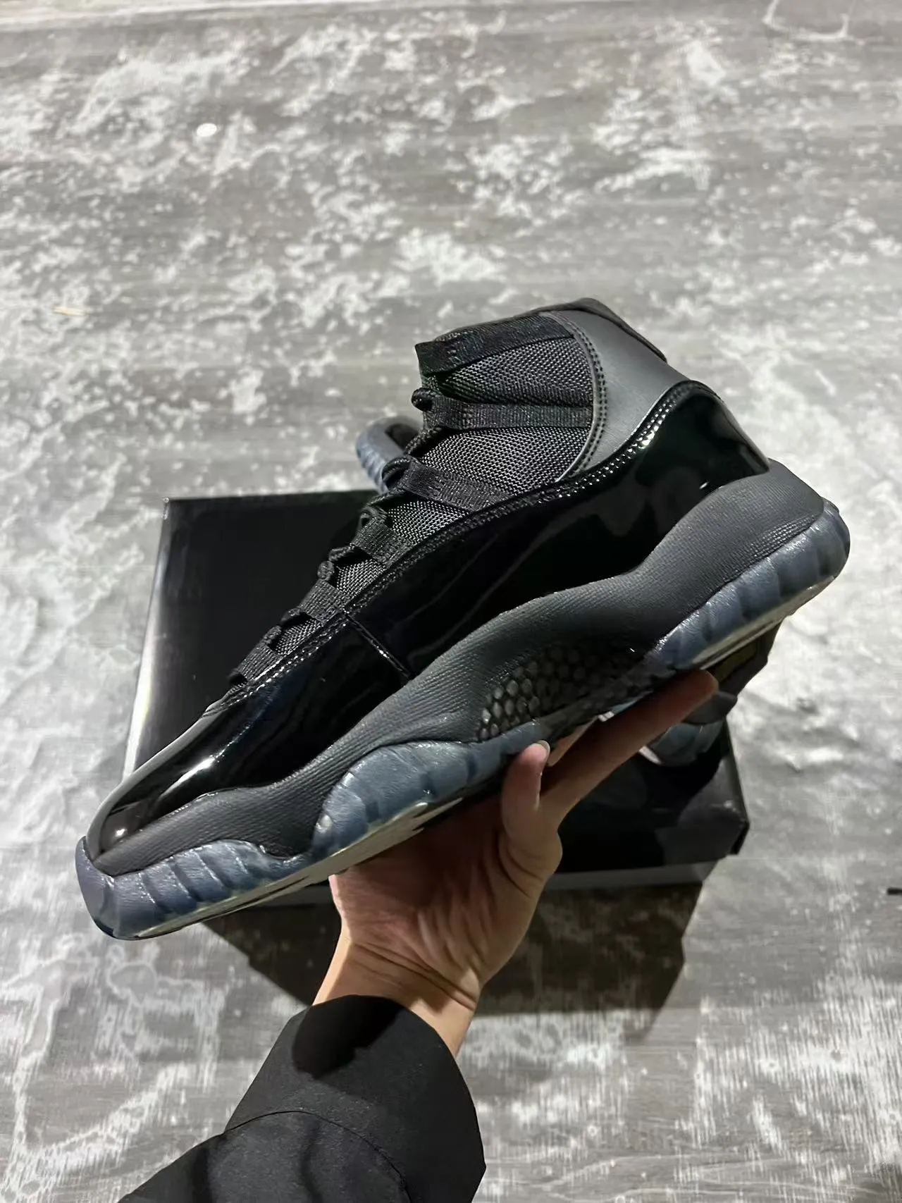 Tênis de basquete Air Jordan 11 em couro envernizado preto 5