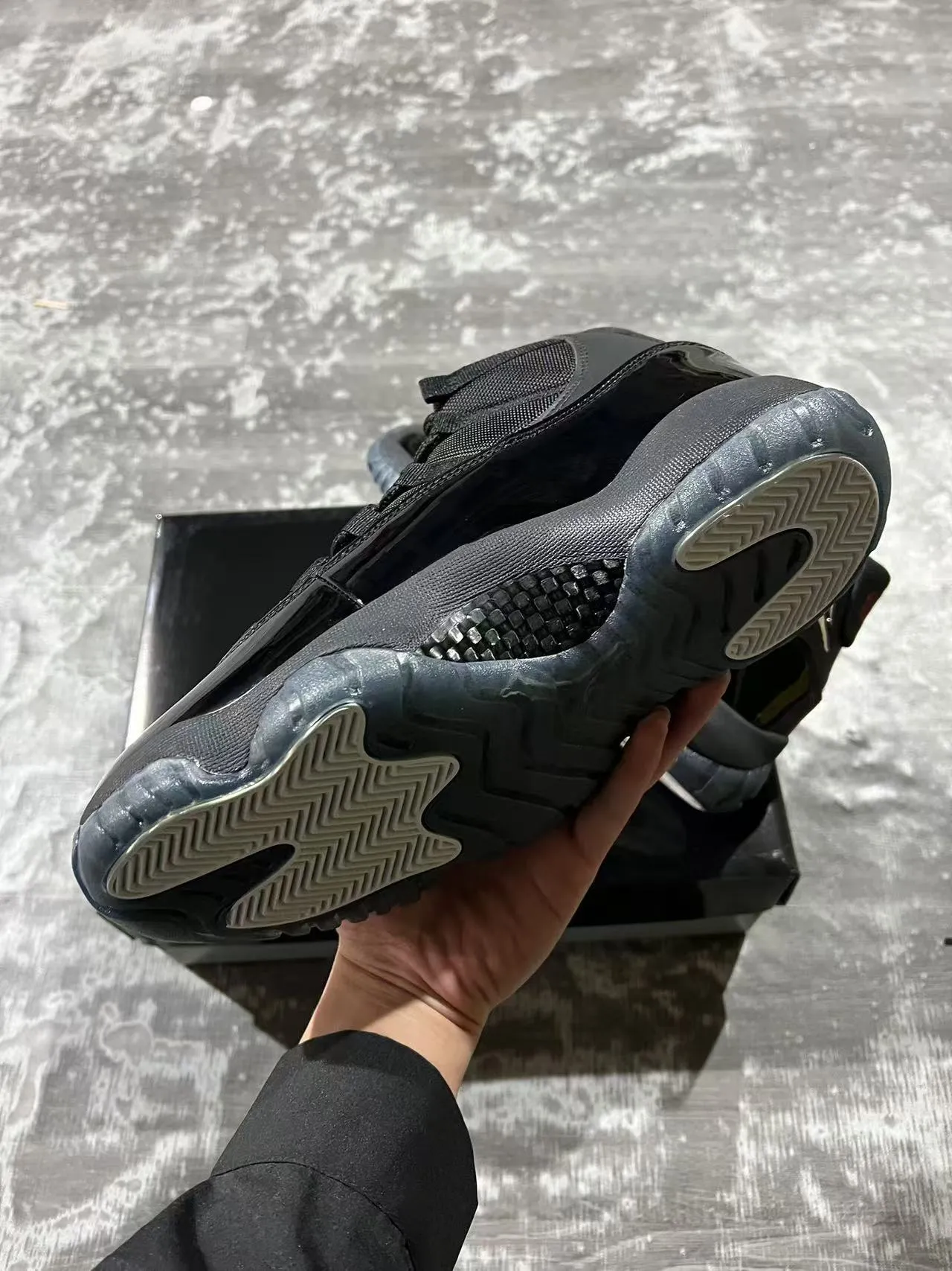 Tênis de basquete Air Jordan 11 em couro envernizado preto 6