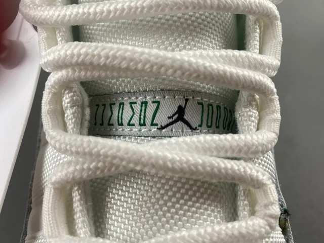 Air Jordan 11 Emerald Green Patent Leather 篮球鞋 3