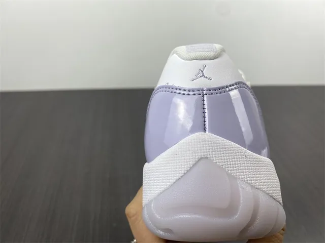 Air Jordan 11 薰衣草漆皮篮球鞋 10