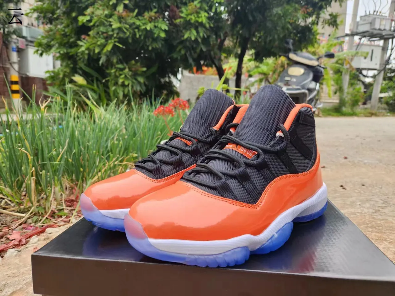 Air Jordan 11 Chaussures de Basketball en Cuir Patenté Orange Noir 2