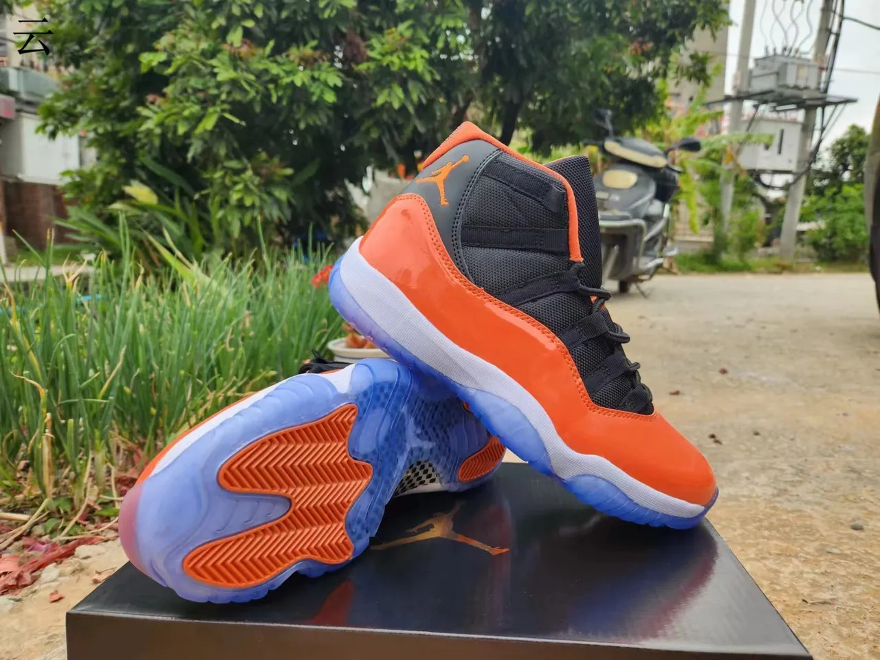 Air Jordan 11 Chaussures de Basketball en Cuir Patenté Orange Noir 3