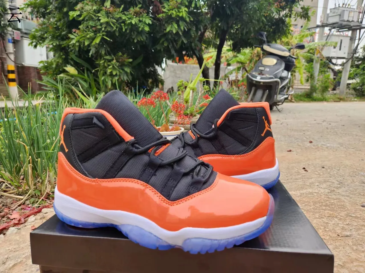 Air Jordan 11 Chaussures de Basketball en Cuir Patenté Orange Noir 4