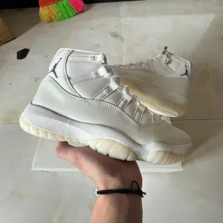 Tênis de basquete Air Jordan 11 em couro envernizado branco