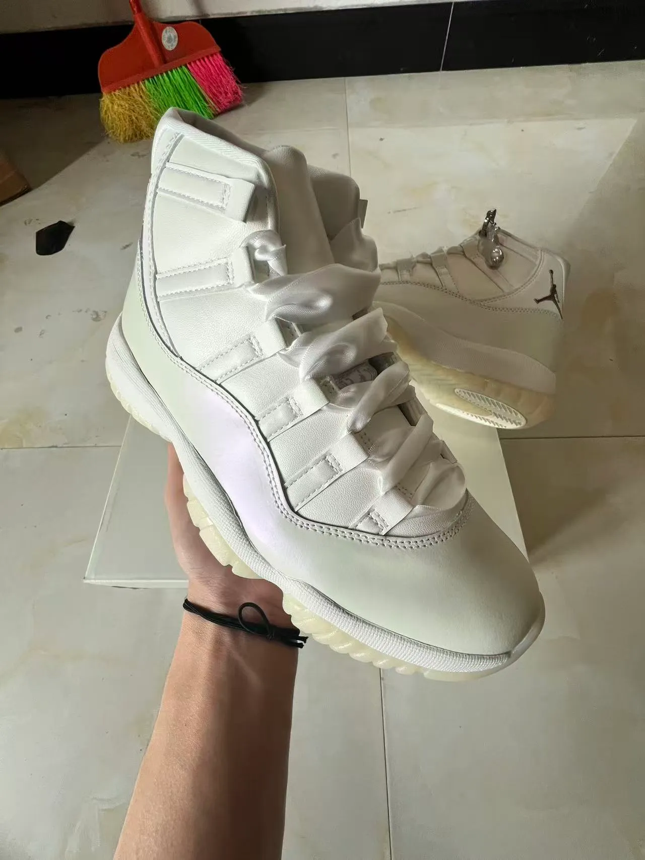 Chaussures de basketball Air Jordan 11 en cuir verni blanc 2