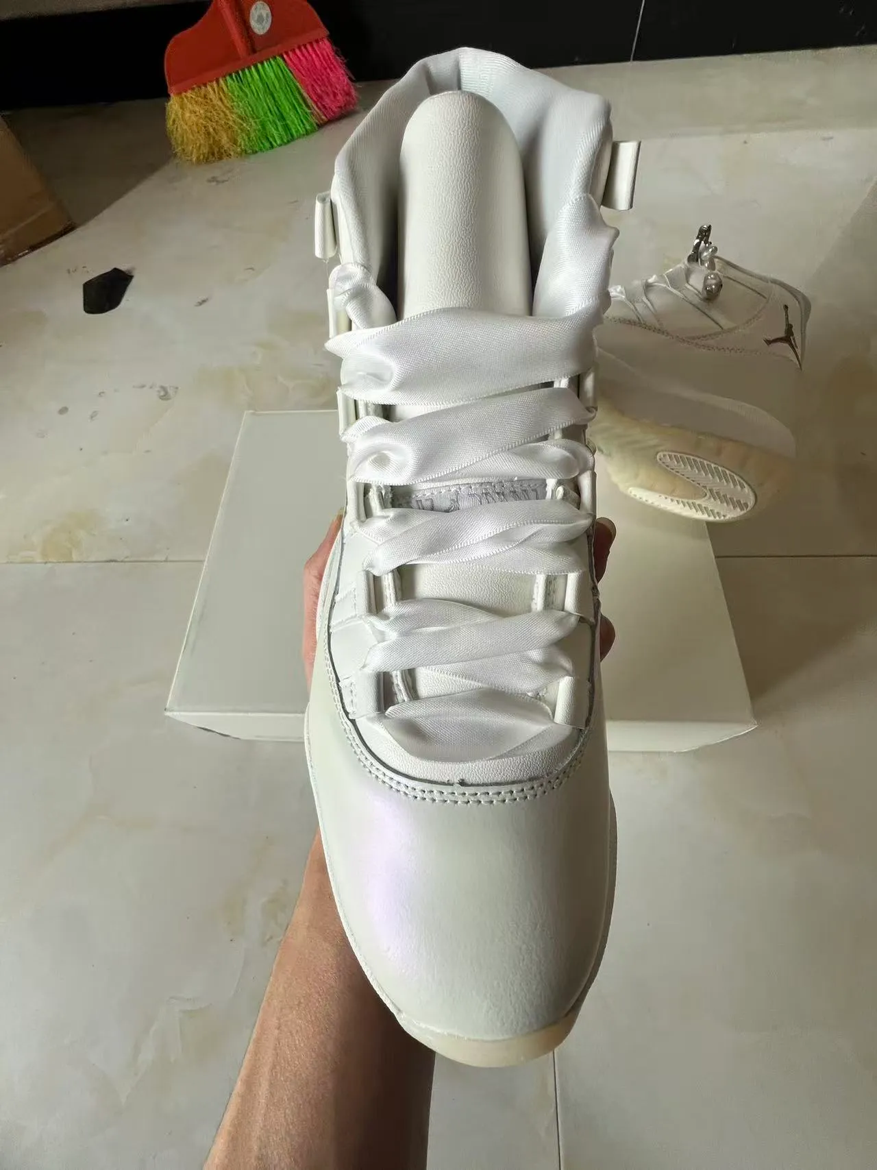 Chaussures de basketball Air Jordan 11 en cuir verni blanc 3